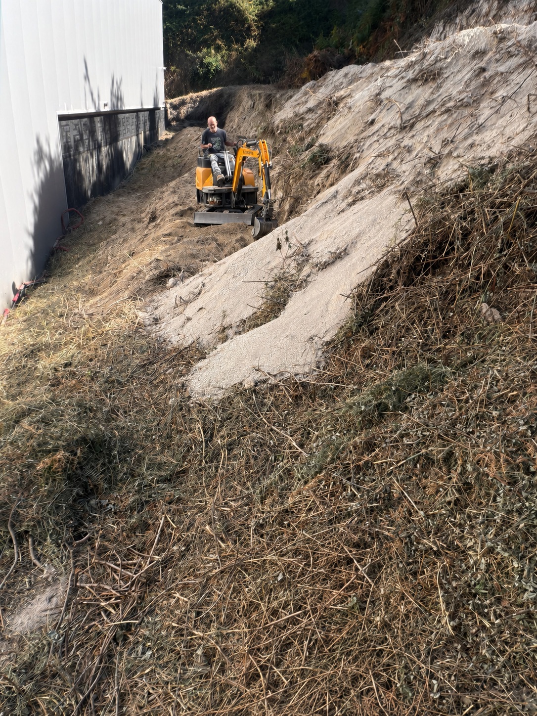Trabalho de limpeza de terreno com uma máquina compacta