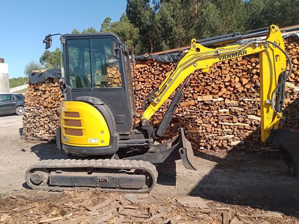 Máquina para desmatação e limpeza em exterior