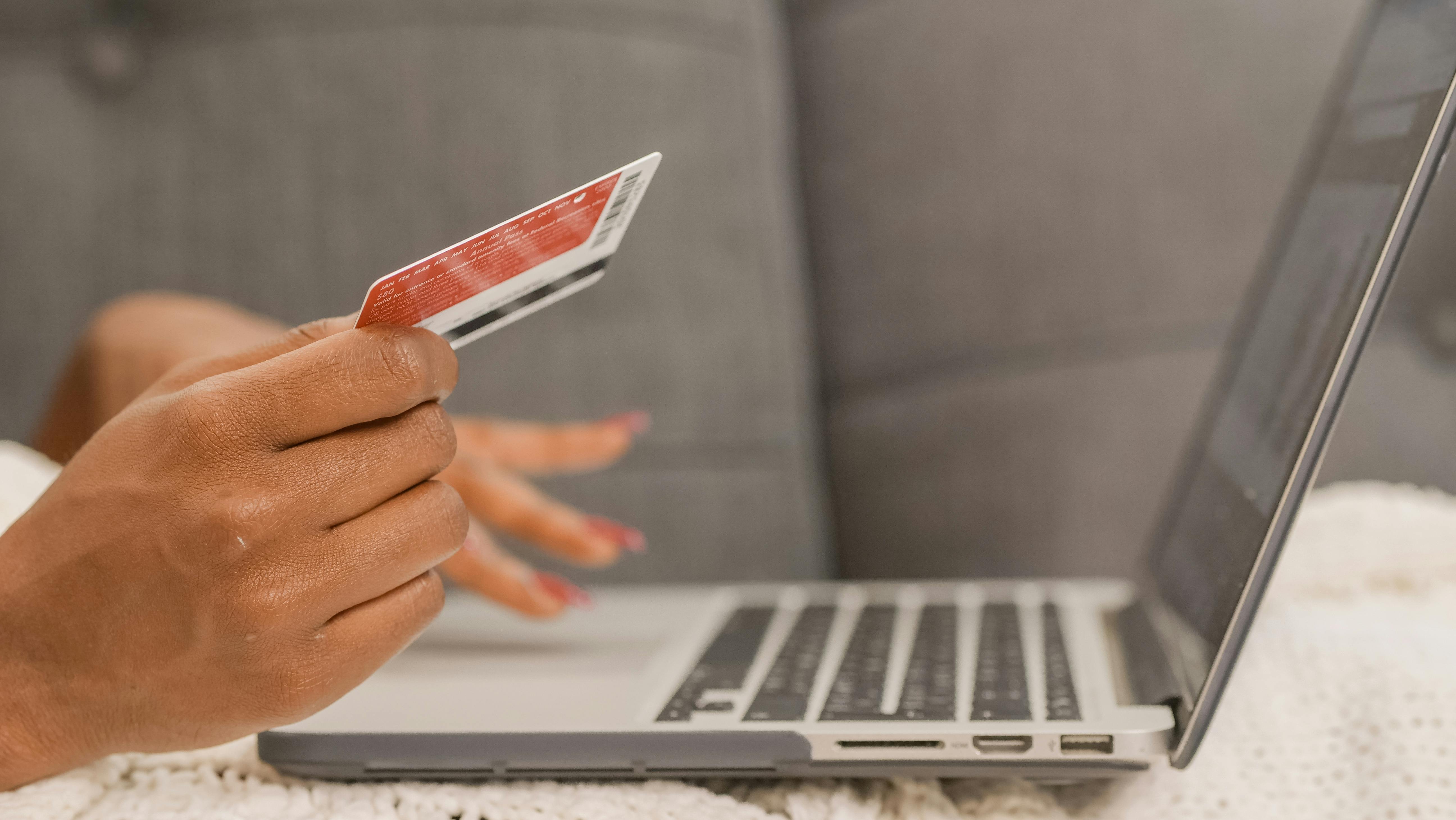 Pagamento online com cartão junto a computador
